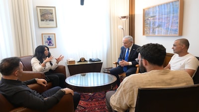 Israeli Prime Minister Benjamin Netanyahu met the Israeli nationals who restrained the Omani co-pilot aboard a flydubai flight. (Credit: Israel Prime Minister's office)