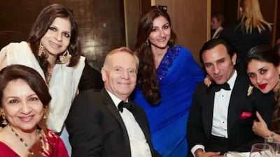 Soha took to her Instagram Stories and shared an old unseen photograph of her family sitting together with Jefferey. 
