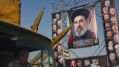 FILE PHOTO: Iranian missiles are displayed next to a banner with a picture of Iran's Supreme Leader, Mojtaba Khamenei, on a street in Tehran, Iran, September 27, 2026. Majid Asgaripour/WANA (West Asia News Agency) via REUTERS