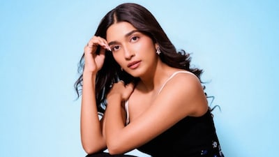 Taking to social media, Aafiya shared a then-and-now glimpse of her journey, reflecting on the experience of promoting her debut film alongside Salman.