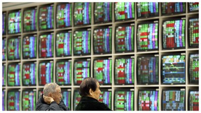 Investors watching Taiwan's stock market dip at a brokerage in Taipei. (Courtesy: Reuters file photo)