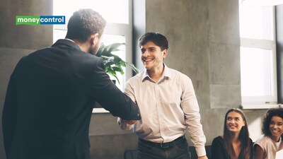 Greek proverb of the day: "The man outside the dance knows many..." - Reminder to understand the struggle before judging someone’s decisions (image: canva)