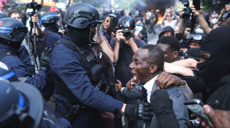 Proestor Shield French city mayor protects student protesters, shouts at police. Viral ...