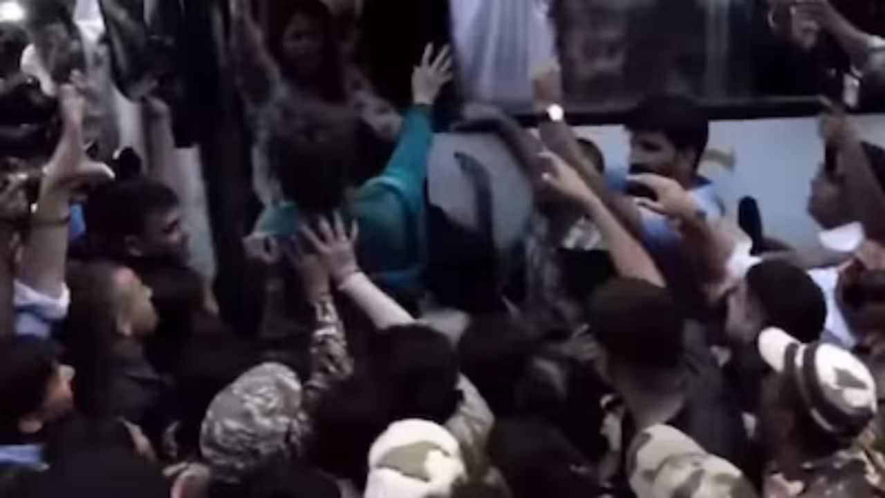 Priyanka Gandhi Detained as Delhi Police Stop India Bloc March