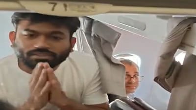 Passenger Criticises CJP Leaders After Delhi Flight Detainment