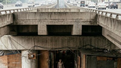 Families living beneath a busy Manila highway face flooding, cramped spaces and uncertain relocation. (AI-generated representative image)