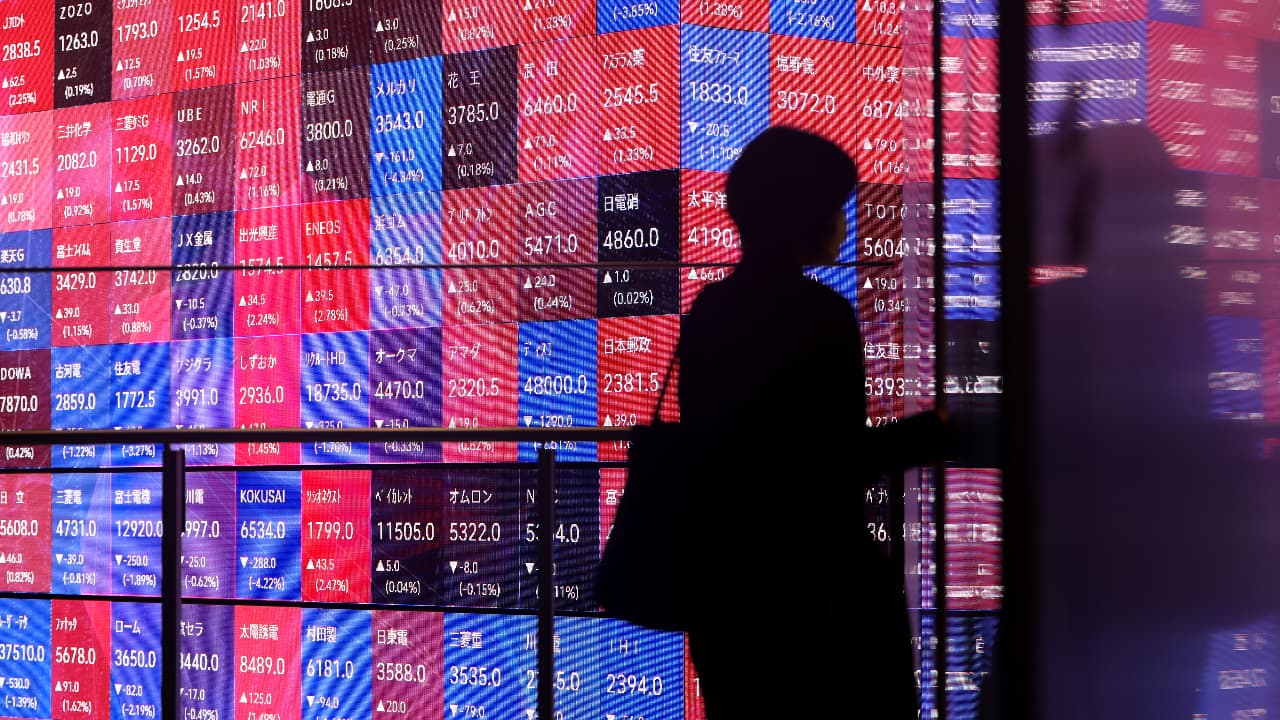 Asian stocks rebound on tech, Brent extends fall